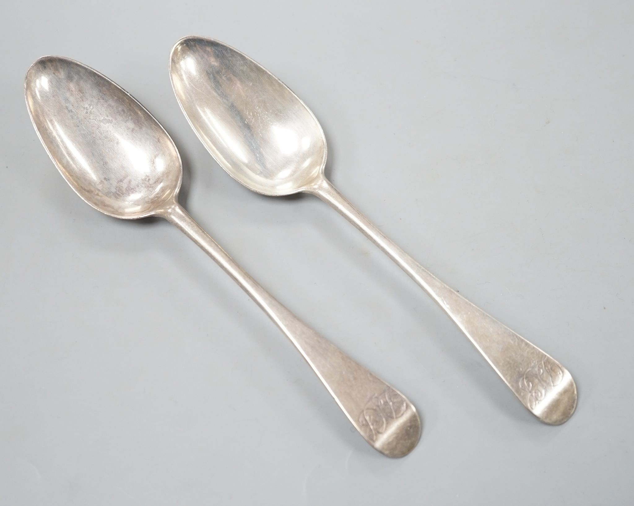 A pair of George III Scottish provincial silver Old English pattern table spoons, William Scott I, Dundee, circa 1785, 21,1cm, 128 grams.